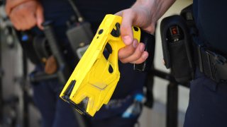 El agente de la policía del condado de Washoe George Cholico, un veterano de 15 años en la policía, eventualmente llegó a la conclusión "razonable" de que la única manera de obligar a Sheahan a acatar las órdenes era utilizar su pistola eléctrica, escribió Hicks en su informe. (Foto de archivo)