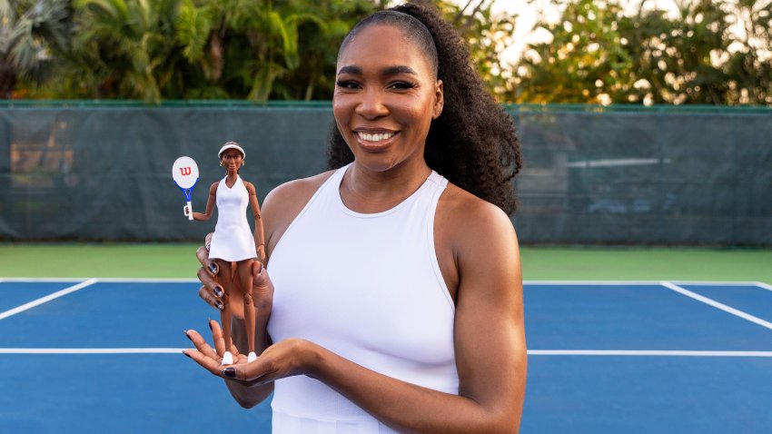 Foto provista por Mattel Inc. en la que la tenista Venus Williams muestra su muñeca de Barbie. Forma parte de una colección de muñecas junto a otras ocho deportistas. (Mattel Inc. vía AP)