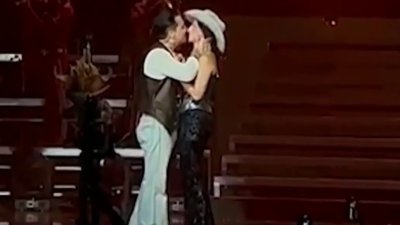 Muy enamorados: Christian Nodal y Ángela Aguilar se besan ante miles de fanáticos