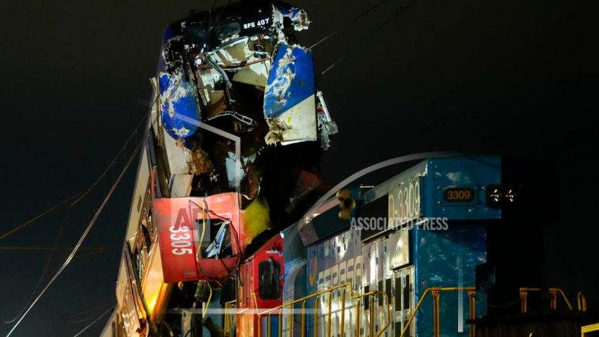 La policía investiga el choque de dos trenes en San Bernardo, Santiago, Chile, el jueves 20 de junio de 2024. (AP Foto/Esteban Félix)