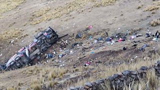 Así quedó el autobús tras el vuelco en una carretera de los Andes del sur de Perú.