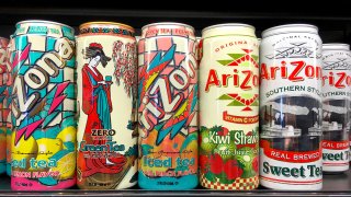 Alameda, CA - 04 de septiembre de 2016: Estante de tienda de comestibles con latas de 23 onzas de tés helados de la marca Arizona en varios sabores.