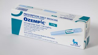 Ozempic es un medicamento para adultos con diabetes tipo 2 que, junto con la dieta y el ejercicio, puede mejorar el azúcar en sangre. Si bien algunos médicos lo recetan "fuera de etiqueta" para bajar de peso, el 21 de junio de 2024, en Sydney, Australia.