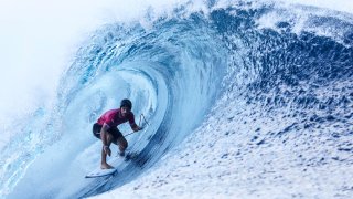 Fotografía de la jornada del 30 de julio del peruano Alonso Correa en la prueba de surf de los Juegos Olímpicos en Teahupo'o, Tahití. EFE/EPA/FAZRY ISMAIL