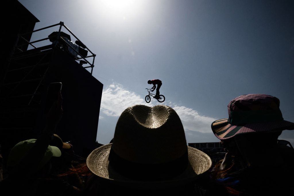 TOPSHOT - El croata Marin Rantes es visto detrás de los espectadores mientras compite en la clasificación de ciclismo masculino BMX Freestyle Park durante los Juegos Olímpicos de París 2024 en París, el 30 de julio de 2024. (Foto de JEFF PACHOUD/AFP vía Getty Images)