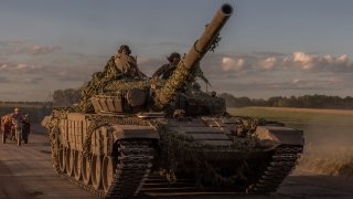 Soldados ucraniamos maniobran con un tanque ruso T-72 muy cerca de la frontera con la región de Kursk, en Rusia, el miércoles 14 de agosto.