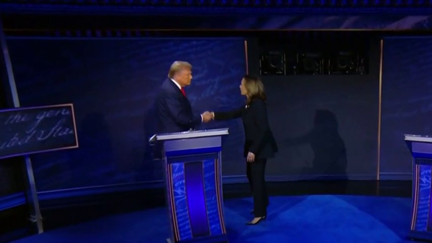 El saludo intencionado por Harris que da inicio al debate presidencial de EEUU