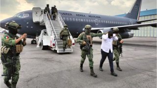 Tras su captura, Mario Alexander "El Piyi" fue trasladado en un avión de la Fuerza Aérea a Ciudad de México.