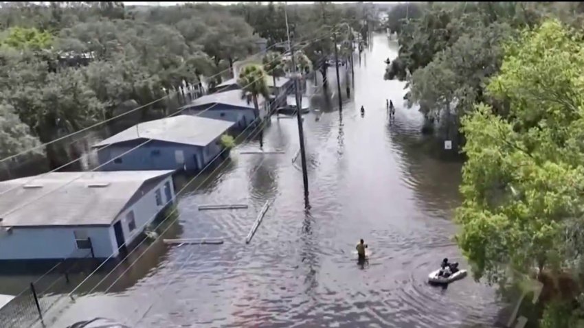 A oscuras y con inundaciones Tampa intenta levantarse