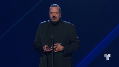 Pepe Aguilar recibe con agradecimiento el premio del “Salón de la Fama”