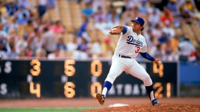 El legendario lanzador de los Dodgers de Los Ángeles Fernando Valenzuela muere a los 63 años