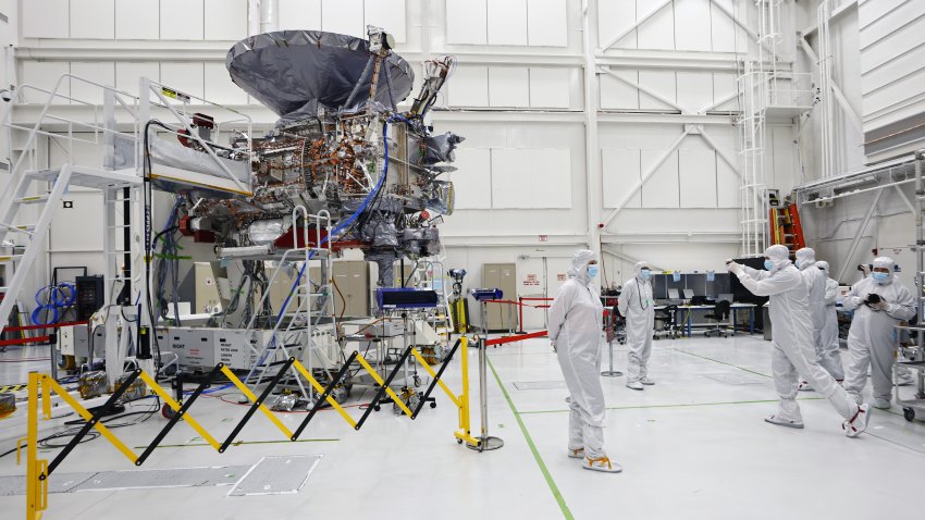 PASADENA, CALIFORNIA – 11 DE ABRIL: La nave espacial Europa Clipper de la NASA es vista durante una visita de los medios de comunicación dentro de una sala limpia de la Instalación de Ensamblaje de Naves Espaciales en el Laboratorio de Propulsión a Chorro (JPL) de la NASA el 11 de abril de 2024 en Pasadena, California.