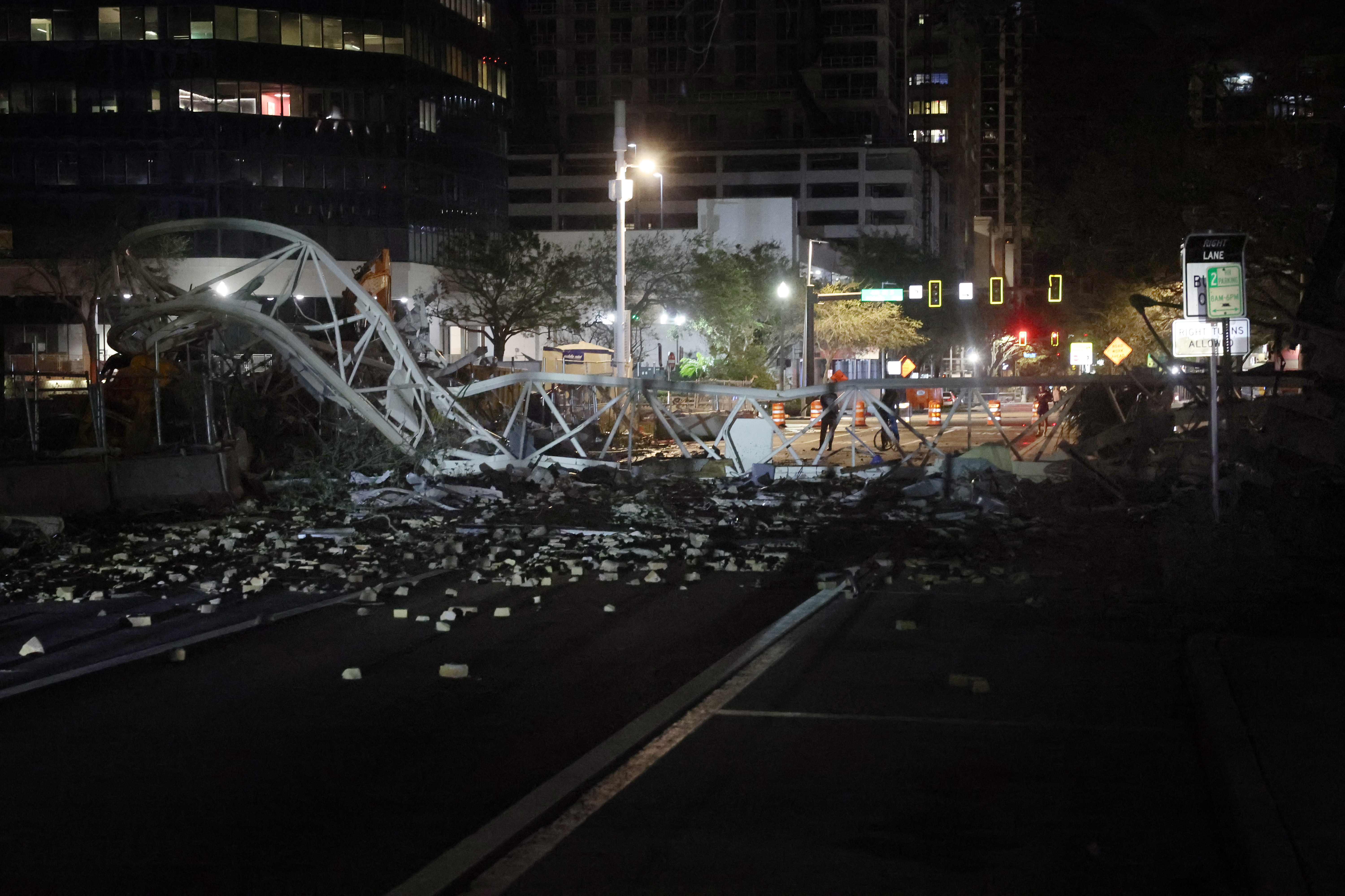 Una grúa permanece en la calle después de caer contra el edificio que alberga las oficinas del Tampa Bay Times después de la llegada del huracán Milton el 10 de octubre de 2024 en San Petersburgo, Florida.