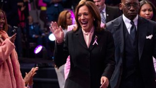 La vicepresidenta estadounidense y candidata presidencial demócrata, Kamala Harris, camina junto al pastor Jamal Bryant (derecha) cuando llega a un servicio religioso en la Iglesia Bautista Misionera New Birth en Stonecrest, Georgia, el 20 de octubre de 2024.