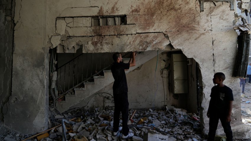 Palestinos revisan daños tras un ataque aéreo israelí en la ciudad de Tulkarem, en Cisjordania, el viernes 4 de octubre de 2024. (AP Foto/Nasser Nasser)