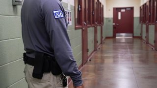 Un guardia de seguridad posa para una foto cerca del grupo que custodia celdas en una visita para medios al centro de detención de Port Isabel, gestionado por el Servicio de Control de Inmigración y Aduanas de Estados Unidos y por Harlingen Enforcement and Removal Operations en Los Fresnos, Texas, el 10 de junio de 2024.