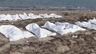 En esta imagen tomada de un video, cuerpos de migrantes arrastrados por las olas se ven en una playa en el Mar Rojo, en la costa de Yibuti, el miércoles 2 de octubre de 2024.