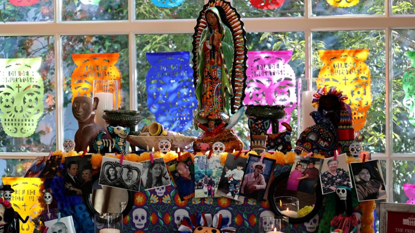 Un altar del Día de Muertos en la Casa Blanca honra a difuntos de empleados y visitantes