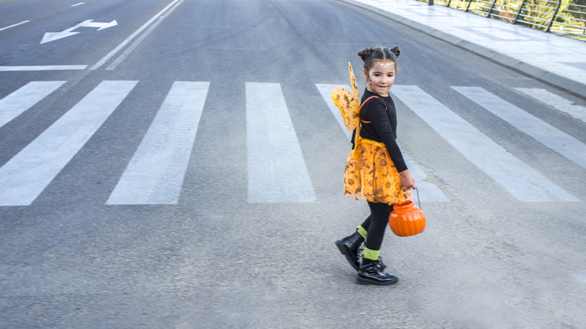 Niños caminando en Halloween