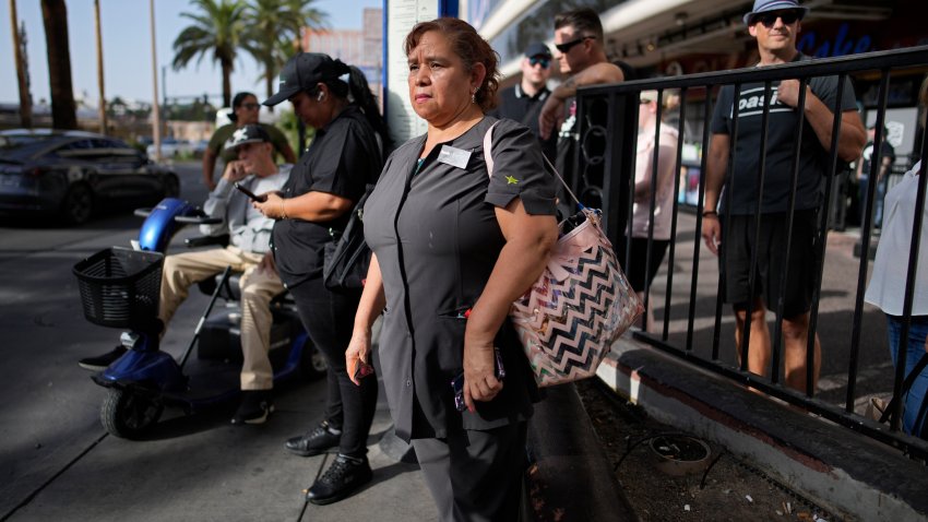 Haydee Zetino espera el autobús después de trabajar un turno como mucama en el hotel-casino Harrah’s junto al Strip de Las Vegas, el jueves 12 de septiembre de 2024, en Las Vegas. Zetino, migrante de El Salvador, obtuvo el estatus de protección temporal desde que llegó tras un gran terremoto en 2001. (AP Foto/John Locher)