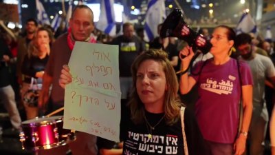 Miles de israelíes protestan en las calles por el cese del ministro de Defensa