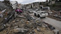 Una patrulla surcoreana de mantenimiento de la paz de la ONU pasa junto a edificios destruidos en el pueblo de Chehabiyeh, en el sur de Líbano, el jueves 28 de noviembre de 2024 tras el alto el fuego entre Israel y Hezbollah que entró en vigor el miércoles. (AP foto/Hussein Malla)