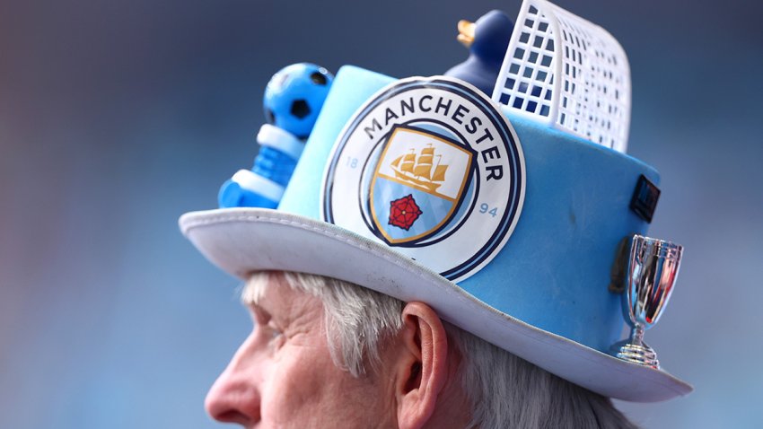 LONDON, ENGLAND – MAY 25: A detailed view of a Manchester City-themed bowler hat is worn by a fan prior to the Emirates FA Cup Final match between Manchester City and Manchester United at Wembley Stadium on May 25, 2024 in London, England. (Photo by Alex Pantling/Getty Images )