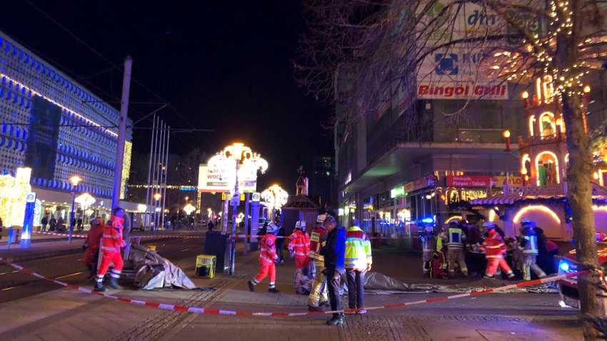 Personal del servicio de emergencias atiende un incidente en el mercado navideño de Magdeburgo, en el este de Alemania, el viernes 20 de diciembre de 2024. (Dörthe Hein/dpa vía AP)