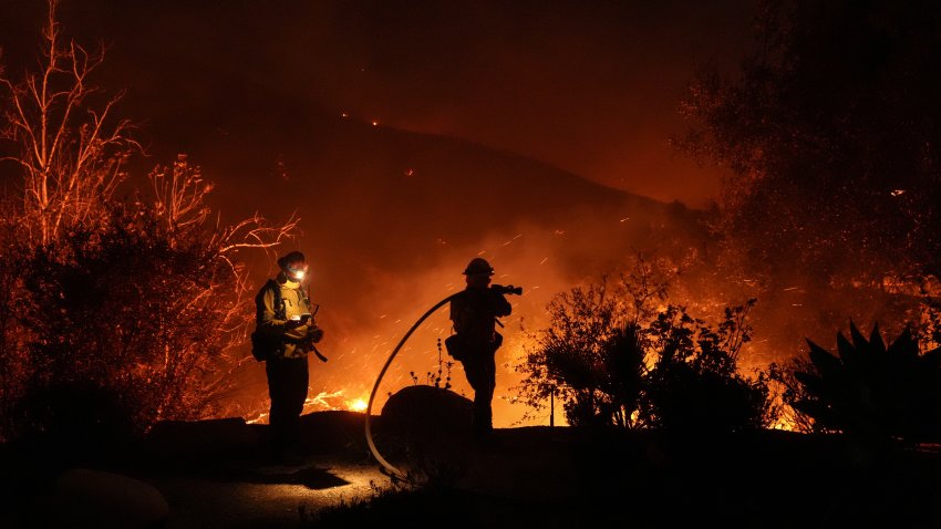 Bomberos luchan contra las llamas del llamado incendio Franklin, en Malibú, California, el 10 de diciembre de 2024. (AP Foto/Jae C. Hong)