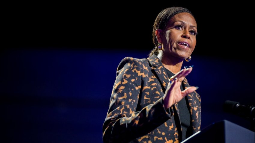 La ex primera dama estadounidense Michelle Obama habla durante un mitin de campaña con la vicepresidenta estadounidense y candidata presidencial demócrata Kamala Harris en el Wings Event Center de Kalamazoo, Michigan.