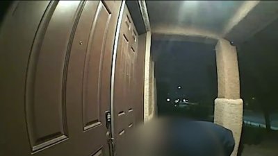 Captado en cámara: Le robaron sus paquetes frente a su casa en tres ocasiones