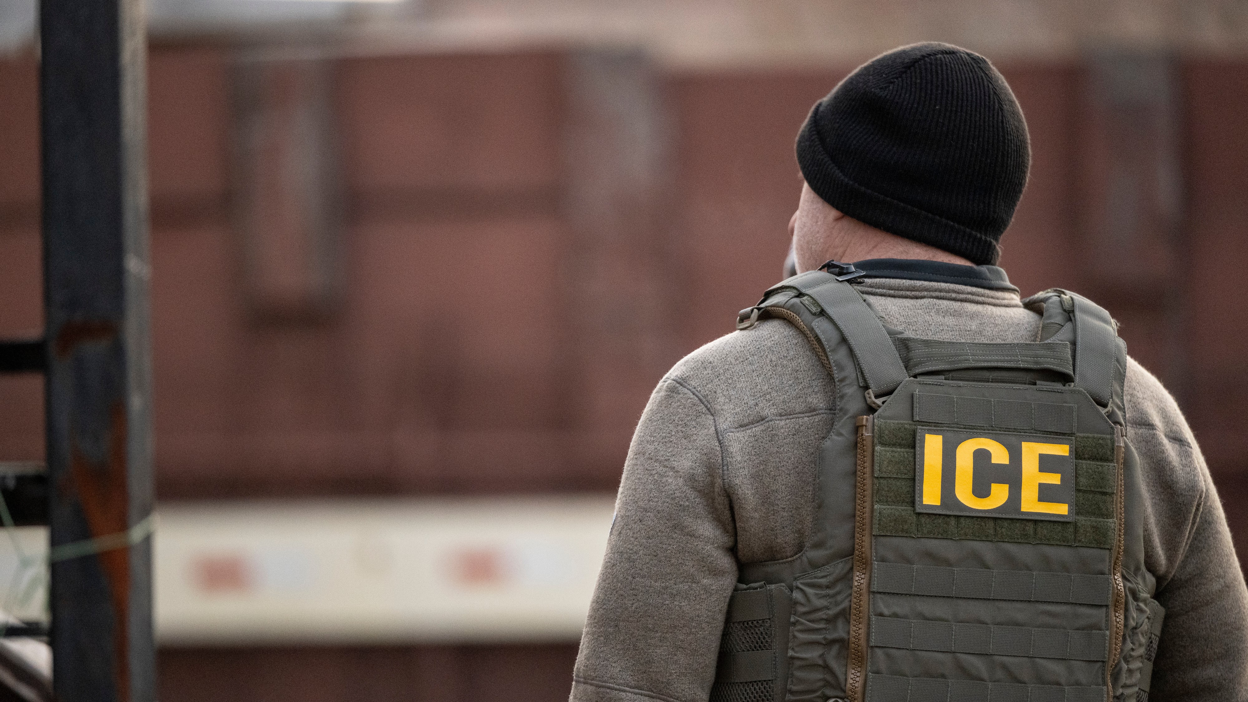 ICE arrestó a casi 50,000 personas en julio, la cifra más alta en el segundo mandato de Trump