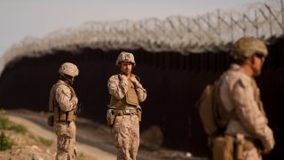 Infantes de la Marina estadounidense instalan alambre de púas en la frontera entre Estados Unidos y México el 31 de enero del 2025 en San Diego.