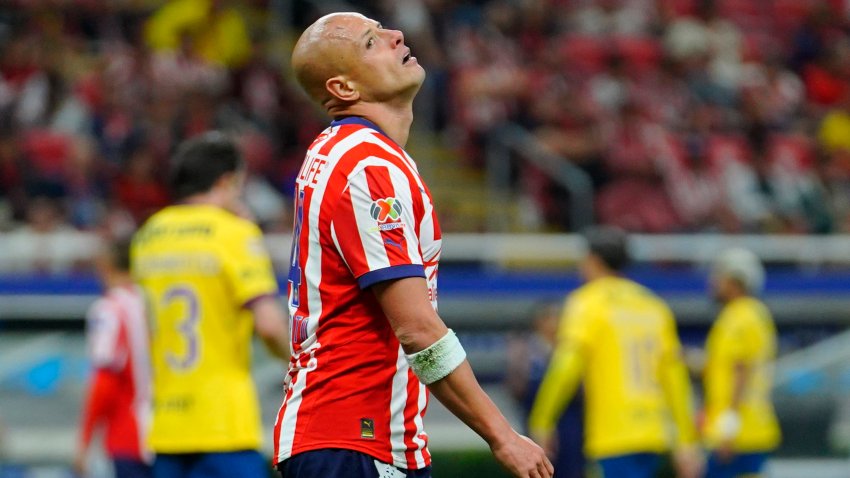 ZAPOPAN, MEXICO – MARCH 8: Javier Hernandez of Chivas reacts during the 11th round match between Chivas and America as part of the Torneo Clausura 2025 Liga MX at Akron Stadium on March 8, 2025 in Zapopan, Mexico. (Photo by Luis Cano/Jam Media/Getty Images)