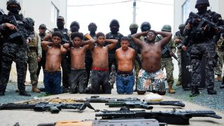 Los detenidos son mostrados a la prensa luego de que la policía los detuviera en Guayaquil, Ecuador, el viernes 7 de marzo de 2025, por su presunta participación en la masacre del día anterior en el barrio Socio Vivienda 2.