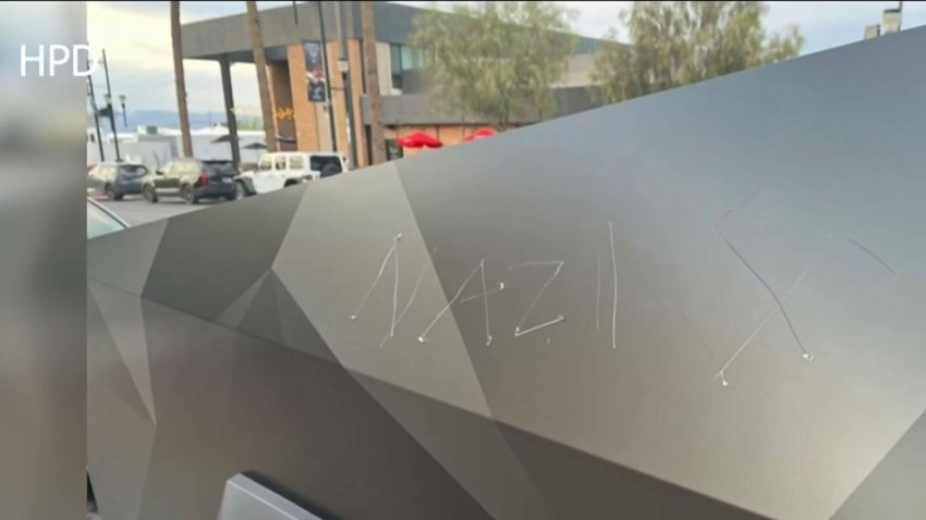 Lo arrestaron por supuestamente rayar un Tesla Cybertruck con la palabra “Nazi”