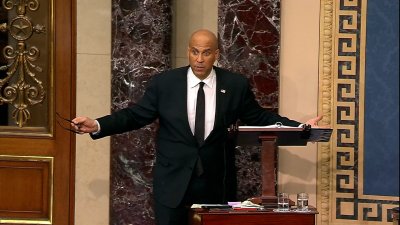 Senador demócrata da un discurso durante más de 17 horas como protesta contra Trump