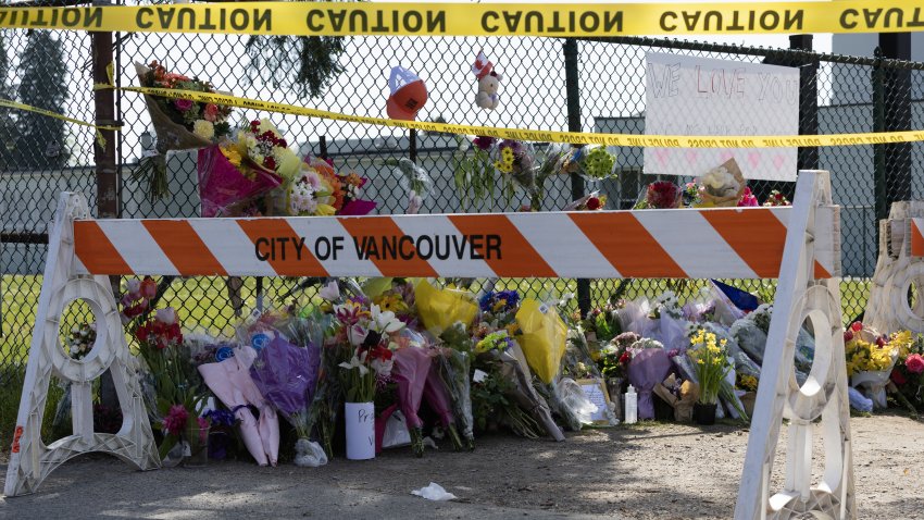 VANCOUVER, COLUMBIA BRITÁNICA - 27 DE ABRIL: Un monumento improvisado de flores se muestra cerca de la escena donde un coche se estrelló contra una multitud de personas durante el Festival de Lapu Lapu el 27 de abril de 2025 en Vancouver, Canadá. Según la policía, un hombre de 30 años arrolló con su coche a una multitud en un festival callejero filipino, matando al menos a once personas e hiriendo al menos a otras 20. (Foto de Andrew Chin/Getty Images)