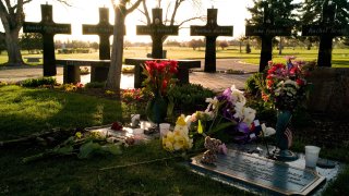 El memorial a las 13 víctimas de la masacre en la escuela Columbine, en Littleton, Colorado.