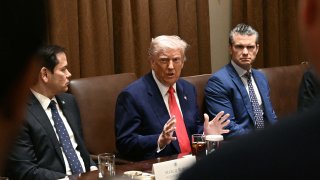 El presidente Donald Trump en una reunión con su gabinete el jueves 10 de abril de 2025.