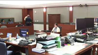 Evaluarán competencia mental de niñera acusada de apuñalar a niña