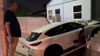 Se estrelló contra muro en Vegas Valley Dr y Cabana Dr