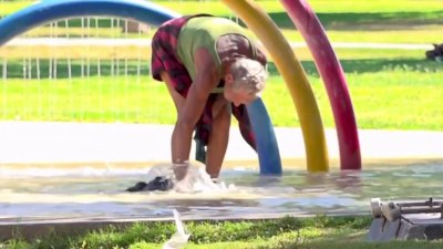 Desactivan fuentes de agua de parque por proliferación de personas sin hogar
