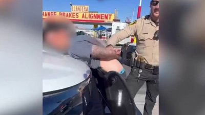 Identifican a sospechoso de arrebatarle un arma y dispararle a cliente de tienda de autopartes