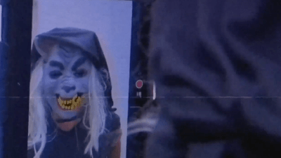 El lobo sale de noche: Paulo encapuchado asusta a los habitantes