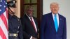 Trump insiste con afirmaciones infundadas sobre asesinatos de blancos en Sudáfrica