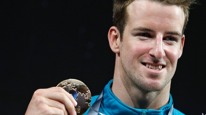 ARCHIVO – El australiano James Magnussen sonríe con la medalla de oro que ganó en los 100 metros libres en el Mundial de Natación en Barcelona, el 1 de agosto de 2013 (AP Foto/Michael Sohn, File)