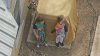 Video de dron capta a agentes de Nuevo México quitando a niños un arma cargada