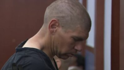 Lo acusan de apuñalar hasta matar a la compañera de vivienda de su padre