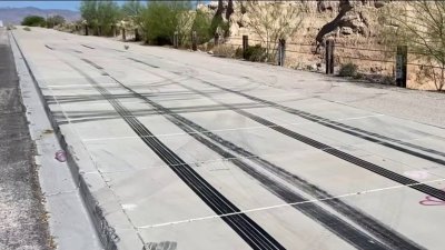 Muere tras estrellar su moto a toda velocidad contra barrera de concreto en Tule Springs